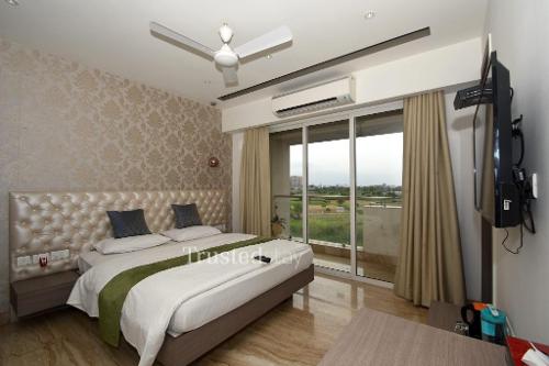 Service Apartment in Eastern Metropolitan Bypass, Kolkata | Master Bedroom